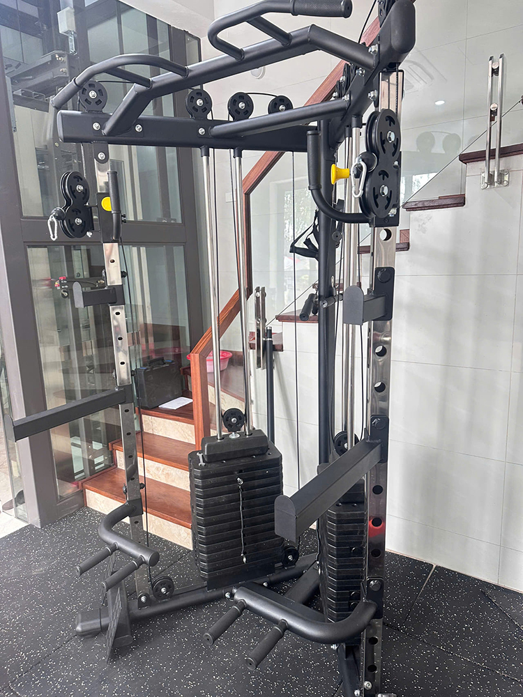 Giàn tạ kéo xô vai đôi ngắn JL-02 có thiết kế nhỏ gọn phù hợp với những phòng gym quy mô nhỏ hoặc cần tiết kiệm diện tích kê máy. Thông tin chi tiết sản phẩm Giàn tạ kéo xô vai đôi ngắn JL-02 Mã sản phẩm: JL-021 Xuất xứ: Trung Quốc Khung chính làm từ thép hộp 100 x 50mm, dày 2mm, có khả năng chịu lực tốt, Sơn tĩnh điện chống xước và rỉ sét cực tốt Màu sắc: đen và cam Trọng lượng cả bộ: 246 kg. Trọng tải tối đa: 500kg Diện tích lắp đặt: 1690mm×1150mm×2350mm (dài x rộng x cao) Đã bao gồm 2 khối tạ 2 bên, mỗi bên mỗi bên 12+1 bánh tạ tương đương với 78kg mỗi bên ổng cộng có tới 35+ bài tập biến thể khác nhau Bảo hành 12 tháng Hình ảnh chi tiết về Giàn tạ kéo xô vai đôi ngắn JL-02