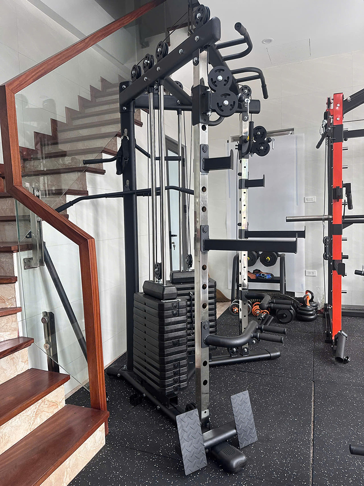 Giàn tạ kéo xô vai đôi ngắn JL-02 có thiết kế nhỏ gọn phù hợp với những phòng gym quy mô nhỏ hoặc cần tiết kiệm diện tích kê máy. Thông tin chi tiết sản phẩm Giàn tạ kéo xô vai đôi ngắn JL-02 Mã sản phẩm: JL-021 Xuất xứ: Trung Quốc Khung chính làm từ thép hộp 100 x 50mm, dày 2mm, có khả năng chịu lực tốt, Sơn tĩnh điện chống xước và rỉ sét cực tốt Màu sắc: đen và cam Trọng lượng cả bộ: 246 kg. Trọng tải tối đa: 500kg Diện tích lắp đặt: 1690mm×1150mm×2350mm (dài x rộng x cao) Đã bao gồm 2 khối tạ 2 bên, mỗi bên mỗi bên 12+1 bánh tạ tương đương với 78kg mỗi bên ổng cộng có tới 35+ bài tập biến thể khác nhau Bảo hành 12 tháng Hình ảnh chi tiết về Giàn tạ kéo xô vai đôi ngắn JL-02