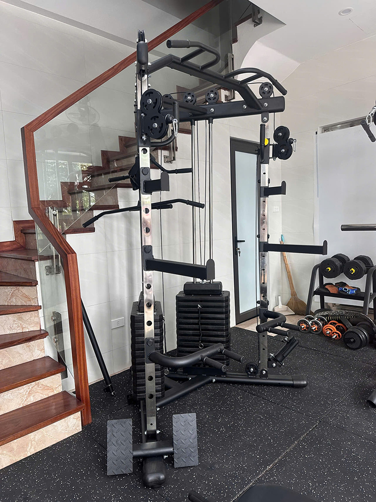 Giàn tạ kéo xô vai đôi ngắn JL-02 có thiết kế nhỏ gọn phù hợp với những phòng gym quy mô nhỏ hoặc cần tiết kiệm diện tích kê máy. Thông tin chi tiết sản phẩm Giàn tạ kéo xô vai đôi ngắn JL-02 Mã sản phẩm: JL-021 Xuất xứ: Trung Quốc Khung chính làm từ thép hộp 100 x 50mm, dày 2mm, có khả năng chịu lực tốt, Sơn tĩnh điện chống xước và rỉ sét cực tốt Màu sắc: đen và cam Trọng lượng cả bộ: 246 kg. Trọng tải tối đa: 500kg Diện tích lắp đặt: 1690mm×1150mm×2350mm (dài x rộng x cao) Đã bao gồm 2 khối tạ 2 bên, mỗi bên mỗi bên 12+1 bánh tạ tương đương với 78kg mỗi bên ổng cộng có tới 35+ bài tập biến thể khác nhau Bảo hành 12 tháng Hình ảnh chi tiết về Giàn tạ kéo xô vai đôi ngắn JL-02