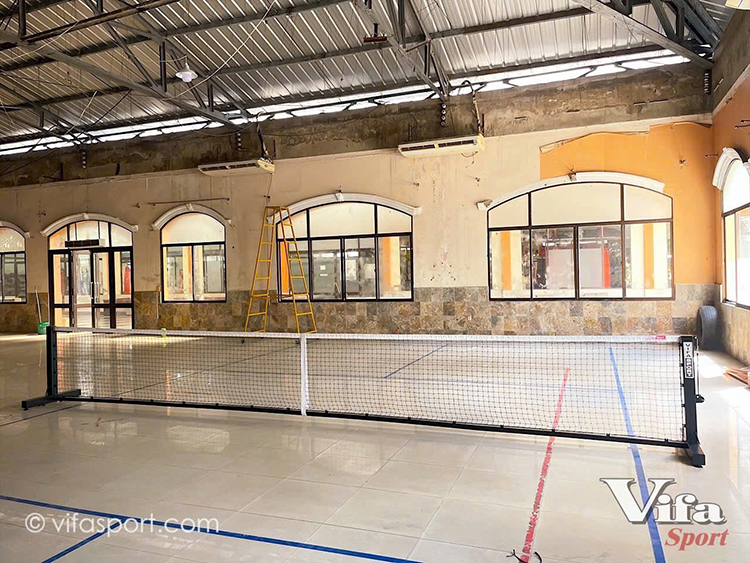 <strong>Trụ pickleball di động 303904-P</strong> chính hãng Vifa Sport chất liệu hoàn toàn từ thép chịu lực cao, khó biến dạng, không thấm nước. Bề mặt xử lý phun sơn tĩnh điện bền màu, chống bong tróc. <h2><span style="font-size: 20px;"><span style="font-family: arial, helvetica, sans-serif;">Thông tin chi tiết Trụ pickleball thi đấu di động 303704-P</span></span></h2> <ul> <li>Mã sản phẩm: <strong><span style="font-size: 16px;"><span style="font-family: arial, helvetica, sans-serif;">303904-P</span></span></strong></li> <li>Thương hiệu: Vifa Sport.</li> <li> Xuất xứ: Việt Nam.</li> <li>Kích thước: D – R – C: 6870 – 750 – 914mm.</li> <li><span style="color: #0000ff;"><em><strong>Có khoảng trống dưới lưới cao = 10cm ( H=10cm) để cho bóng lọt qua</strong></em></span></li> <li>Căng lưới bằng tay quay tăng đơ.</li> <li>Lắp ghép bằng bulong.</li> <li>Thả tự do xuống nền khi sử dụng.</li> <li>Di chuyển bằng bánh xe.</li> <li>Khối lượng: 35kg.</li> <li>Khung chính: Thép hộp vuông 90×90, 40×40 (mm).</li> <li> Sơn tĩnh điện.</li> <li>Tiêu chuẩn sản xuất: TCCS 01:2016/VIF A.</li> <li>Tiêu chuẩn chất lượng: ISO 9001:2015; ISO 14001:2015.</li> <li>Núm vặn M8 phi 20 dễ dàng xoay bằng tay không cần dụng cụ hỗ trợ, siết vặn chắn chắn và chính xác.</li> <li><strong>Trụ pickleball 303904</strong> ứng dụng công nghệ sản xuất hiện đại, phù hợp cho cả sân chơi pickleball trong nhà và ngoài trời.</li> <li>Trọng lượng trụ nhẹ, có thanh nối tháo rời nên việc di chuyển, lắp đặt khá thuận tiện. Người dùng trụ căng lưới pickleball bằng tắc kê tự khóa tiện lợi, không tốn nhiều sức.</li> <li><span style="color: #ff0000;"><strong>Lưới tương thích: 325048N giá lưới 1350K/cái</strong></span></li> </ul> <h2><span style="font-size: 20px;"><span style="font-family: arial, helvetica, sans-serif;">Hình ảnh mô tả Trụ pickleball di động 303904-P</span> </span></h2> <img class="alignnone size-full wp-image-64151" src="https://thethaominhphu.com/wp-content/uploads/2025/04/tru-pickleball-303904-1.jpg" alt="" width="1280" height="850" /> <img class="alignnone size-full wp-image-64152" src="https://thethaominhphu.com/wp-content/uploads/2025/04/tru-pickleball-303904-2.jpg" alt="" width="1280" height="851" /> <img class="alignnone size-full wp-image-64153" src="https://thethaominhphu.com/wp-content/uploads/2025/04/tru-pickleball-303904-3.jpg" alt="" width="1280" height="850" /> <p style="text-align: center;">            <img class="alignnone wp-image-63302" src="https://thethaominhphu.com/wp-content/uploads/2024/06/Tru-pickaleball-Vifa-303704-p-1.jpg" alt="Trụ pickleball thi đấu di động 303704-P" width="1081" height="1081" /> <img class="wp-image-63303 aligncenter" src="https://thethaominhphu.com/wp-content/uploads/2024/06/Tru-pickaleball-Vifa-303704-p-2.jpg" alt="Trụ pickleball thi đấu di động 303704-P" width="1092" height="1092" /> <img class="alignnone wp-image-63304" src="https://thethaominhphu.com/wp-content/uploads/2024/06/Tru-pickaleball-Vifa-303704-p-3.jpg" alt="Trụ pickleball thi đấu di động 303704-P" width="1088" height="1088" /> <img class="alignnone wp-image-63305" src="https://thethaominhphu.com/wp-content/uploads/2024/06/Tru-pickaleball-Vifa-303704-p-4.jpg" alt="Trụ pickleball thi đấu di động 303704-P" width="1111" height="1111" /> <img class="alignnone wp-image-63306" src="https://thethaominhphu.com/wp-content/uploads/2024/06/Tru-pickaleball-Vifa-303704-p-5.jpg" alt="Trụ pickleball thi đấu di động 303704-P" width="1145" height="760" /> <img class="wp-image-63307 aligncenter" src="https://thethaominhphu.com/wp-content/uploads/2024/06/Tru-pickaleball-Vifa-303704-p-6.jpg" alt="Trụ pickleball thi đấu di động 303704-P" width="1132" height="1132" /> <img class="alignnone wp-image-63308" src="https://thethaominhphu.com/wp-content/uploads/2024/06/Tru-pickaleball-Vifa-303704-p-7.jpg" alt="Trụ pickleball thi đấu di động 303704-P" width="1181" height="1181" /> <img class="alignnone wp-image-63309" src="https://thethaominhphu.com/wp-content/uploads/2024/06/Tru-pickaleball-Vifa-303704-p-8.jpg" alt="Trụ pickleball thi đấu di động 303704-P" width="1140" height="1140" /> <img class="alignnone wp-image-63310" src="https://thethaominhphu.com/wp-content/uploads/2024/06/Tru-pickaleball-Vifa-303704-p-9.jpg" alt="Trụ pickleball thi đấu di động 303704-P" width="1236" height="1236" /> <img class="alignnone wp-image-63311" src="https://thethaominhphu.com/wp-content/uploads/2024/06/Tru-pickaleball-Vifa-303704-p-10.jpg" alt="Trụ pickleball thi đấu di động 303704-P" width="1122" height="1122" /> <img class="alignnone wp-image-63312" src="https://thethaominhphu.com/wp-content/uploads/2024/06/Tru-pickaleball-Vifa-303704-p-11.jpg" alt="Trụ pickleball thi đấu di động 303704-P" width="1194" height="1194" /> <img class="alignnone wp-image-63313" src="https://thethaominhphu.com/wp-content/uploads/2024/06/Tru-pickaleball-Vifa-303704-p-12.jpg" alt="Trụ pickleball thi đấu di động 303704-P" width="1098" height="637" /></p> <strong><a href="https://thethaominhphu.com/" target="_blank" rel="noopener noreferrer">Công ty Thể Thao Minh Phú</a></strong> Cam kết bán hàng vì lợi ích khách hàng, luôn đem đến cho khách hàng những sản phẩm uy tín, chất lượng nhất, dịch vụ chăm sóc khách hàng tốt nhất, thân thiện nhất, sẽ làm quý khách  hài lòng khi đến với chúng tôi ! <span style="color: #0000ff;"><strong>Showroom: Số 603 Vũ Tông Phan, Thanh Xuân, Hà Nội</strong></span> <span style="color: #ff0000;"><em><strong>Liên hệ: 0243 852 77 88 / 0948 892 678</strong></em></span> <span style="color: #ff0000;"><em><strong>Hỗ trợ tư vấn sản phẩm: 0827 162 666</strong></em></span> <span style="color: #ff0000;"><em><strong>Email: thethaominhphu@gmail.com / minhphuonline@gmail.com</strong></em></span>