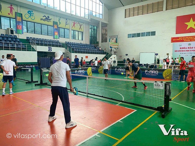 <strong>Trụ pickleball di động 303904-P</strong> chính hãng Vifa Sport chất liệu hoàn toàn từ thép chịu lực cao, khó biến dạng, không thấm nước. Bề mặt xử lý phun sơn tĩnh điện bền màu, chống bong tróc. <h2><span style="font-size: 20px;"><span style="font-family: arial, helvetica, sans-serif;">Thông tin chi tiết Trụ pickleball thi đấu di động 303704-P</span></span></h2> <ul> <li>Mã sản phẩm: <strong><span style="font-size: 16px;"><span style="font-family: arial, helvetica, sans-serif;">303904-P</span></span></strong></li> <li>Thương hiệu: Vifa Sport.</li> <li> Xuất xứ: Việt Nam.</li> <li>Kích thước: D – R – C: 6870 – 750 – 914mm.</li> <li><span style="color: #0000ff;"><em><strong>Có khoảng trống dưới lưới cao = 10cm ( H=10cm) để cho bóng lọt qua</strong></em></span></li> <li>Căng lưới bằng tay quay tăng đơ.</li> <li>Lắp ghép bằng bulong.</li> <li>Thả tự do xuống nền khi sử dụng.</li> <li>Di chuyển bằng bánh xe.</li> <li>Khối lượng: 35kg.</li> <li>Khung chính: Thép hộp vuông 90×90, 40×40 (mm).</li> <li> Sơn tĩnh điện.</li> <li>Tiêu chuẩn sản xuất: TCCS 01:2016/VIF A.</li> <li>Tiêu chuẩn chất lượng: ISO 9001:2015; ISO 14001:2015.</li> <li>Núm vặn M8 phi 20 dễ dàng xoay bằng tay không cần dụng cụ hỗ trợ, siết vặn chắn chắn và chính xác.</li> <li><strong>Trụ pickleball 303904</strong> ứng dụng công nghệ sản xuất hiện đại, phù hợp cho cả sân chơi pickleball trong nhà và ngoài trời.</li> <li>Trọng lượng trụ nhẹ, có thanh nối tháo rời nên việc di chuyển, lắp đặt khá thuận tiện. Người dùng trụ căng lưới pickleball bằng tắc kê tự khóa tiện lợi, không tốn nhiều sức.</li> <li><span style="color: #ff0000;"><strong>Lưới tương thích: 325048N giá lưới 1350K/cái</strong></span></li> </ul> <h2><span style="font-size: 20px;"><span style="font-family: arial, helvetica, sans-serif;">Hình ảnh mô tả Trụ pickleball di động 303904-P</span> </span></h2> <img class="alignnone size-full wp-image-64151" src="https://thethaominhphu.com/wp-content/uploads/2025/04/tru-pickleball-303904-1.jpg" alt="" width="1280" height="850" /> <img class="alignnone size-full wp-image-64152" src="https://thethaominhphu.com/wp-content/uploads/2025/04/tru-pickleball-303904-2.jpg" alt="" width="1280" height="851" /> <img class="alignnone size-full wp-image-64153" src="https://thethaominhphu.com/wp-content/uploads/2025/04/tru-pickleball-303904-3.jpg" alt="" width="1280" height="850" /> <p style="text-align: center;">            <img class="alignnone wp-image-63302" src="https://thethaominhphu.com/wp-content/uploads/2024/06/Tru-pickaleball-Vifa-303704-p-1.jpg" alt="Trụ pickleball thi đấu di động 303704-P" width="1081" height="1081" /> <img class="wp-image-63303 aligncenter" src="https://thethaominhphu.com/wp-content/uploads/2024/06/Tru-pickaleball-Vifa-303704-p-2.jpg" alt="Trụ pickleball thi đấu di động 303704-P" width="1092" height="1092" /> <img class="alignnone wp-image-63304" src="https://thethaominhphu.com/wp-content/uploads/2024/06/Tru-pickaleball-Vifa-303704-p-3.jpg" alt="Trụ pickleball thi đấu di động 303704-P" width="1088" height="1088" /> <img class="alignnone wp-image-63305" src="https://thethaominhphu.com/wp-content/uploads/2024/06/Tru-pickaleball-Vifa-303704-p-4.jpg" alt="Trụ pickleball thi đấu di động 303704-P" width="1111" height="1111" /> <img class="alignnone wp-image-63306" src="https://thethaominhphu.com/wp-content/uploads/2024/06/Tru-pickaleball-Vifa-303704-p-5.jpg" alt="Trụ pickleball thi đấu di động 303704-P" width="1145" height="760" /> <img class="wp-image-63307 aligncenter" src="https://thethaominhphu.com/wp-content/uploads/2024/06/Tru-pickaleball-Vifa-303704-p-6.jpg" alt="Trụ pickleball thi đấu di động 303704-P" width="1132" height="1132" /> <img class="alignnone wp-image-63308" src="https://thethaominhphu.com/wp-content/uploads/2024/06/Tru-pickaleball-Vifa-303704-p-7.jpg" alt="Trụ pickleball thi đấu di động 303704-P" width="1181" height="1181" /> <img class="alignnone wp-image-63309" src="https://thethaominhphu.com/wp-content/uploads/2024/06/Tru-pickaleball-Vifa-303704-p-8.jpg" alt="Trụ pickleball thi đấu di động 303704-P" width="1140" height="1140" /> <img class="alignnone wp-image-63310" src="https://thethaominhphu.com/wp-content/uploads/2024/06/Tru-pickaleball-Vifa-303704-p-9.jpg" alt="Trụ pickleball thi đấu di động 303704-P" width="1236" height="1236" /> <img class="alignnone wp-image-63311" src="https://thethaominhphu.com/wp-content/uploads/2024/06/Tru-pickaleball-Vifa-303704-p-10.jpg" alt="Trụ pickleball thi đấu di động 303704-P" width="1122" height="1122" /> <img class="alignnone wp-image-63312" src="https://thethaominhphu.com/wp-content/uploads/2024/06/Tru-pickaleball-Vifa-303704-p-11.jpg" alt="Trụ pickleball thi đấu di động 303704-P" width="1194" height="1194" /> <img class="alignnone wp-image-63313" src="https://thethaominhphu.com/wp-content/uploads/2024/06/Tru-pickaleball-Vifa-303704-p-12.jpg" alt="Trụ pickleball thi đấu di động 303704-P" width="1098" height="637" /></p> <strong><a href="https://thethaominhphu.com/" target="_blank" rel="noopener noreferrer">Công ty Thể Thao Minh Phú</a></strong> Cam kết bán hàng vì lợi ích khách hàng, luôn đem đến cho khách hàng những sản phẩm uy tín, chất lượng nhất, dịch vụ chăm sóc khách hàng tốt nhất, thân thiện nhất, sẽ làm quý khách  hài lòng khi đến với chúng tôi ! <span style="color: #0000ff;"><strong>Showroom: Số 603 Vũ Tông Phan, Thanh Xuân, Hà Nội</strong></span> <span style="color: #ff0000;"><em><strong>Liên hệ: 0243 852 77 88 / 0948 892 678</strong></em></span> <span style="color: #ff0000;"><em><strong>Hỗ trợ tư vấn sản phẩm: 0827 162 666</strong></em></span> <span style="color: #ff0000;"><em><strong>Email: thethaominhphu@gmail.com / minhphuonline@gmail.com</strong></em></span>