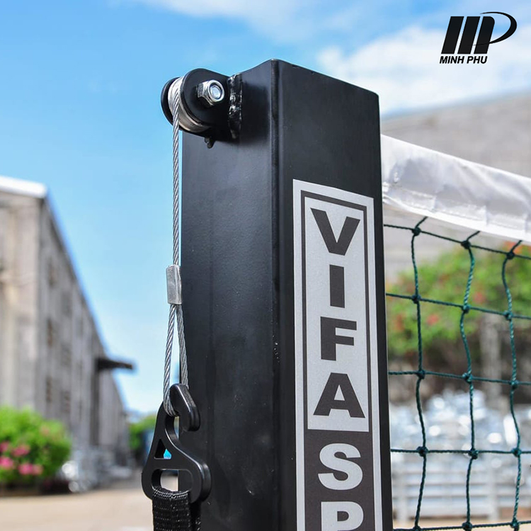 <strong>Trụ pickleball di động 303904-P</strong> chính hãng Vifa Sport chất liệu hoàn toàn từ thép chịu lực cao, khó biến dạng, không thấm nước. Bề mặt xử lý phun sơn tĩnh điện bền màu, chống bong tróc. <h2><span style="font-size: 20px;"><span style="font-family: arial, helvetica, sans-serif;">Thông tin chi tiết Trụ pickleball thi đấu di động 303704-P</span></span></h2> <ul> <li>Mã sản phẩm: <strong><span style="font-size: 16px;"><span style="font-family: arial, helvetica, sans-serif;">303904-P</span></span></strong></li> <li>Thương hiệu: Vifa Sport.</li> <li> Xuất xứ: Việt Nam.</li> <li>Kích thước: D – R – C: 6870 – 750 – 914mm.</li> <li><span style="color: #0000ff;"><em><strong>Có khoảng trống dưới lưới cao = 10cm ( H=10cm) để cho bóng lọt qua</strong></em></span></li> <li>Căng lưới bằng tay quay tăng đơ.</li> <li>Lắp ghép bằng bulong.</li> <li>Thả tự do xuống nền khi sử dụng.</li> <li>Di chuyển bằng bánh xe.</li> <li>Khối lượng: 35kg.</li> <li>Khung chính: Thép hộp vuông 90×90, 40×40 (mm).</li> <li> Sơn tĩnh điện.</li> <li>Tiêu chuẩn sản xuất: TCCS 01:2016/VIF A.</li> <li>Tiêu chuẩn chất lượng: ISO 9001:2015; ISO 14001:2015.</li> <li>Núm vặn M8 phi 20 dễ dàng xoay bằng tay không cần dụng cụ hỗ trợ, siết vặn chắn chắn và chính xác.</li> <li><strong>Trụ pickleball 303904</strong> ứng dụng công nghệ sản xuất hiện đại, phù hợp cho cả sân chơi pickleball trong nhà và ngoài trời.</li> <li>Trọng lượng trụ nhẹ, có thanh nối tháo rời nên việc di chuyển, lắp đặt khá thuận tiện. Người dùng trụ căng lưới pickleball bằng tắc kê tự khóa tiện lợi, không tốn nhiều sức.</li> <li><span style="color: #ff0000;"><strong>Lưới tương thích: 325048N giá lưới 1350K/cái</strong></span></li> </ul> <h2><span style="font-size: 20px;"><span style="font-family: arial, helvetica, sans-serif;">Hình ảnh mô tả Trụ pickleball di động 303904-P</span> </span></h2> <img class="alignnone size-full wp-image-64151" src="https://thethaominhphu.com/wp-content/uploads/2025/04/tru-pickleball-303904-1.jpg" alt="" width="1280" height="850" /> <img class="alignnone size-full wp-image-64152" src="https://thethaominhphu.com/wp-content/uploads/2025/04/tru-pickleball-303904-2.jpg" alt="" width="1280" height="851" /> <img class="alignnone size-full wp-image-64153" src="https://thethaominhphu.com/wp-content/uploads/2025/04/tru-pickleball-303904-3.jpg" alt="" width="1280" height="850" /> <p style="text-align: center;">            <img class="alignnone wp-image-63302" src="https://thethaominhphu.com/wp-content/uploads/2024/06/Tru-pickaleball-Vifa-303704-p-1.jpg" alt="Trụ pickleball thi đấu di động 303704-P" width="1081" height="1081" /> <img class="wp-image-63303 aligncenter" src="https://thethaominhphu.com/wp-content/uploads/2024/06/Tru-pickaleball-Vifa-303704-p-2.jpg" alt="Trụ pickleball thi đấu di động 303704-P" width="1092" height="1092" /> <img class="alignnone wp-image-63304" src="https://thethaominhphu.com/wp-content/uploads/2024/06/Tru-pickaleball-Vifa-303704-p-3.jpg" alt="Trụ pickleball thi đấu di động 303704-P" width="1088" height="1088" /> <img class="alignnone wp-image-63305" src="https://thethaominhphu.com/wp-content/uploads/2024/06/Tru-pickaleball-Vifa-303704-p-4.jpg" alt="Trụ pickleball thi đấu di động 303704-P" width="1111" height="1111" /> <img class="alignnone wp-image-63306" src="https://thethaominhphu.com/wp-content/uploads/2024/06/Tru-pickaleball-Vifa-303704-p-5.jpg" alt="Trụ pickleball thi đấu di động 303704-P" width="1145" height="760" /> <img class="wp-image-63307 aligncenter" src="https://thethaominhphu.com/wp-content/uploads/2024/06/Tru-pickaleball-Vifa-303704-p-6.jpg" alt="Trụ pickleball thi đấu di động 303704-P" width="1132" height="1132" /> <img class="alignnone wp-image-63308" src="https://thethaominhphu.com/wp-content/uploads/2024/06/Tru-pickaleball-Vifa-303704-p-7.jpg" alt="Trụ pickleball thi đấu di động 303704-P" width="1181" height="1181" /> <img class="alignnone wp-image-63309" src="https://thethaominhphu.com/wp-content/uploads/2024/06/Tru-pickaleball-Vifa-303704-p-8.jpg" alt="Trụ pickleball thi đấu di động 303704-P" width="1140" height="1140" /> <img class="alignnone wp-image-63310" src="https://thethaominhphu.com/wp-content/uploads/2024/06/Tru-pickaleball-Vifa-303704-p-9.jpg" alt="Trụ pickleball thi đấu di động 303704-P" width="1236" height="1236" /> <img class="alignnone wp-image-63311" src="https://thethaominhphu.com/wp-content/uploads/2024/06/Tru-pickaleball-Vifa-303704-p-10.jpg" alt="Trụ pickleball thi đấu di động 303704-P" width="1122" height="1122" /> <img class="alignnone wp-image-63312" src="https://thethaominhphu.com/wp-content/uploads/2024/06/Tru-pickaleball-Vifa-303704-p-11.jpg" alt="Trụ pickleball thi đấu di động 303704-P" width="1194" height="1194" /> <img class="alignnone wp-image-63313" src="https://thethaominhphu.com/wp-content/uploads/2024/06/Tru-pickaleball-Vifa-303704-p-12.jpg" alt="Trụ pickleball thi đấu di động 303704-P" width="1098" height="637" /></p> <strong><a href="https://thethaominhphu.com/" target="_blank" rel="noopener noreferrer">Công ty Thể Thao Minh Phú</a></strong> Cam kết bán hàng vì lợi ích khách hàng, luôn đem đến cho khách hàng những sản phẩm uy tín, chất lượng nhất, dịch vụ chăm sóc khách hàng tốt nhất, thân thiện nhất, sẽ làm quý khách  hài lòng khi đến với chúng tôi ! <span style="color: #0000ff;"><strong>Showroom: Số 603 Vũ Tông Phan, Thanh Xuân, Hà Nội</strong></span> <span style="color: #ff0000;"><em><strong>Liên hệ: 0243 852 77 88 / 0948 892 678</strong></em></span> <span style="color: #ff0000;"><em><strong>Hỗ trợ tư vấn sản phẩm: 0827 162 666</strong></em></span> <span style="color: #ff0000;"><em><strong>Email: thethaominhphu@gmail.com / minhphuonline@gmail.com</strong></em></span>