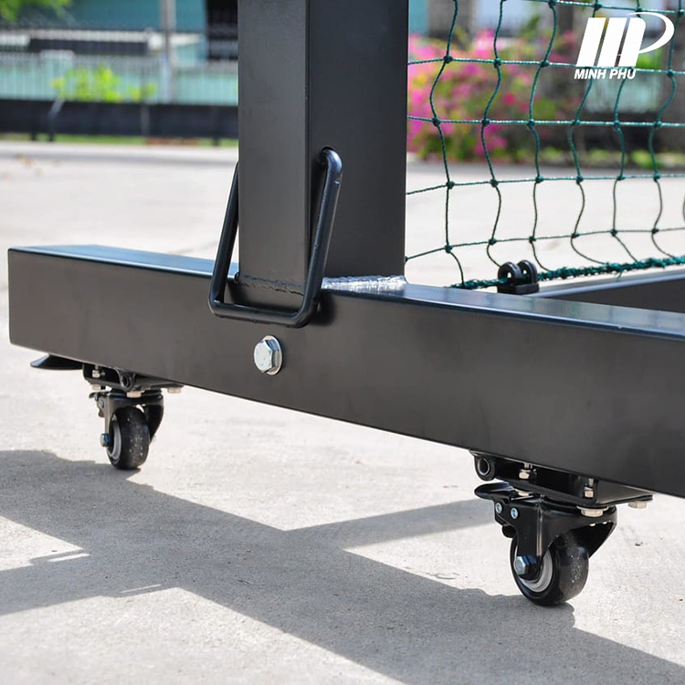 <strong>Trụ pickleball di động 303904-P</strong> chính hãng Vifa Sport chất liệu hoàn toàn từ thép chịu lực cao, khó biến dạng, không thấm nước. Bề mặt xử lý phun sơn tĩnh điện bền màu, chống bong tróc. <h2><span style="font-size: 20px;"><span style="font-family: arial, helvetica, sans-serif;">Thông tin chi tiết Trụ pickleball thi đấu di động 303704-P</span></span></h2> <ul> <li>Mã sản phẩm: <strong><span style="font-size: 16px;"><span style="font-family: arial, helvetica, sans-serif;">303904-P</span></span></strong></li> <li>Thương hiệu: Vifa Sport.</li> <li> Xuất xứ: Việt Nam.</li> <li>Kích thước: D – R – C: 6870 – 750 – 914mm.</li> <li><span style="color: #0000ff;"><em><strong>Có khoảng trống dưới lưới cao = 10cm ( H=10cm) để cho bóng lọt qua</strong></em></span></li> <li>Căng lưới bằng tay quay tăng đơ.</li> <li>Lắp ghép bằng bulong.</li> <li>Thả tự do xuống nền khi sử dụng.</li> <li>Di chuyển bằng bánh xe.</li> <li>Khối lượng: 35kg.</li> <li>Khung chính: Thép hộp vuông 90×90, 40×40 (mm).</li> <li> Sơn tĩnh điện.</li> <li>Tiêu chuẩn sản xuất: TCCS 01:2016/VIF A.</li> <li>Tiêu chuẩn chất lượng: ISO 9001:2015; ISO 14001:2015.</li> <li>Núm vặn M8 phi 20 dễ dàng xoay bằng tay không cần dụng cụ hỗ trợ, siết vặn chắn chắn và chính xác.</li> <li><strong>Trụ pickleball 303904</strong> ứng dụng công nghệ sản xuất hiện đại, phù hợp cho cả sân chơi pickleball trong nhà và ngoài trời.</li> <li>Trọng lượng trụ nhẹ, có thanh nối tháo rời nên việc di chuyển, lắp đặt khá thuận tiện. Người dùng trụ căng lưới pickleball bằng tắc kê tự khóa tiện lợi, không tốn nhiều sức.</li> <li><span style="color: #ff0000;"><strong>Lưới tương thích: 325048N giá lưới 1350K/cái</strong></span></li> </ul> <h2><span style="font-size: 20px;"><span style="font-family: arial, helvetica, sans-serif;">Hình ảnh mô tả Trụ pickleball di động 303904-P</span> </span></h2> <img class="alignnone size-full wp-image-64151" src="https://thethaominhphu.com/wp-content/uploads/2025/04/tru-pickleball-303904-1.jpg" alt="" width="1280" height="850" /> <img class="alignnone size-full wp-image-64152" src="https://thethaominhphu.com/wp-content/uploads/2025/04/tru-pickleball-303904-2.jpg" alt="" width="1280" height="851" /> <img class="alignnone size-full wp-image-64153" src="https://thethaominhphu.com/wp-content/uploads/2025/04/tru-pickleball-303904-3.jpg" alt="" width="1280" height="850" /> <p style="text-align: center;">            <img class="alignnone wp-image-63302" src="https://thethaominhphu.com/wp-content/uploads/2024/06/Tru-pickaleball-Vifa-303704-p-1.jpg" alt="Trụ pickleball thi đấu di động 303704-P" width="1081" height="1081" /> <img class="wp-image-63303 aligncenter" src="https://thethaominhphu.com/wp-content/uploads/2024/06/Tru-pickaleball-Vifa-303704-p-2.jpg" alt="Trụ pickleball thi đấu di động 303704-P" width="1092" height="1092" /> <img class="alignnone wp-image-63304" src="https://thethaominhphu.com/wp-content/uploads/2024/06/Tru-pickaleball-Vifa-303704-p-3.jpg" alt="Trụ pickleball thi đấu di động 303704-P" width="1088" height="1088" /> <img class="alignnone wp-image-63305" src="https://thethaominhphu.com/wp-content/uploads/2024/06/Tru-pickaleball-Vifa-303704-p-4.jpg" alt="Trụ pickleball thi đấu di động 303704-P" width="1111" height="1111" /> <img class="alignnone wp-image-63306" src="https://thethaominhphu.com/wp-content/uploads/2024/06/Tru-pickaleball-Vifa-303704-p-5.jpg" alt="Trụ pickleball thi đấu di động 303704-P" width="1145" height="760" /> <img class="wp-image-63307 aligncenter" src="https://thethaominhphu.com/wp-content/uploads/2024/06/Tru-pickaleball-Vifa-303704-p-6.jpg" alt="Trụ pickleball thi đấu di động 303704-P" width="1132" height="1132" /> <img class="alignnone wp-image-63308" src="https://thethaominhphu.com/wp-content/uploads/2024/06/Tru-pickaleball-Vifa-303704-p-7.jpg" alt="Trụ pickleball thi đấu di động 303704-P" width="1181" height="1181" /> <img class="alignnone wp-image-63309" src="https://thethaominhphu.com/wp-content/uploads/2024/06/Tru-pickaleball-Vifa-303704-p-8.jpg" alt="Trụ pickleball thi đấu di động 303704-P" width="1140" height="1140" /> <img class="alignnone wp-image-63310" src="https://thethaominhphu.com/wp-content/uploads/2024/06/Tru-pickaleball-Vifa-303704-p-9.jpg" alt="Trụ pickleball thi đấu di động 303704-P" width="1236" height="1236" /> <img class="alignnone wp-image-63311" src="https://thethaominhphu.com/wp-content/uploads/2024/06/Tru-pickaleball-Vifa-303704-p-10.jpg" alt="Trụ pickleball thi đấu di động 303704-P" width="1122" height="1122" /> <img class="alignnone wp-image-63312" src="https://thethaominhphu.com/wp-content/uploads/2024/06/Tru-pickaleball-Vifa-303704-p-11.jpg" alt="Trụ pickleball thi đấu di động 303704-P" width="1194" height="1194" /> <img class="alignnone wp-image-63313" src="https://thethaominhphu.com/wp-content/uploads/2024/06/Tru-pickaleball-Vifa-303704-p-12.jpg" alt="Trụ pickleball thi đấu di động 303704-P" width="1098" height="637" /></p> <strong><a href="https://thethaominhphu.com/" target="_blank" rel="noopener noreferrer">Công ty Thể Thao Minh Phú</a></strong> Cam kết bán hàng vì lợi ích khách hàng, luôn đem đến cho khách hàng những sản phẩm uy tín, chất lượng nhất, dịch vụ chăm sóc khách hàng tốt nhất, thân thiện nhất, sẽ làm quý khách  hài lòng khi đến với chúng tôi ! <span style="color: #0000ff;"><strong>Showroom: Số 603 Vũ Tông Phan, Thanh Xuân, Hà Nội</strong></span> <span style="color: #ff0000;"><em><strong>Liên hệ: 0243 852 77 88 / 0948 892 678</strong></em></span> <span style="color: #ff0000;"><em><strong>Hỗ trợ tư vấn sản phẩm: 0827 162 666</strong></em></span> <span style="color: #ff0000;"><em><strong>Email: thethaominhphu@gmail.com / minhphuonline@gmail.com</strong></em></span>