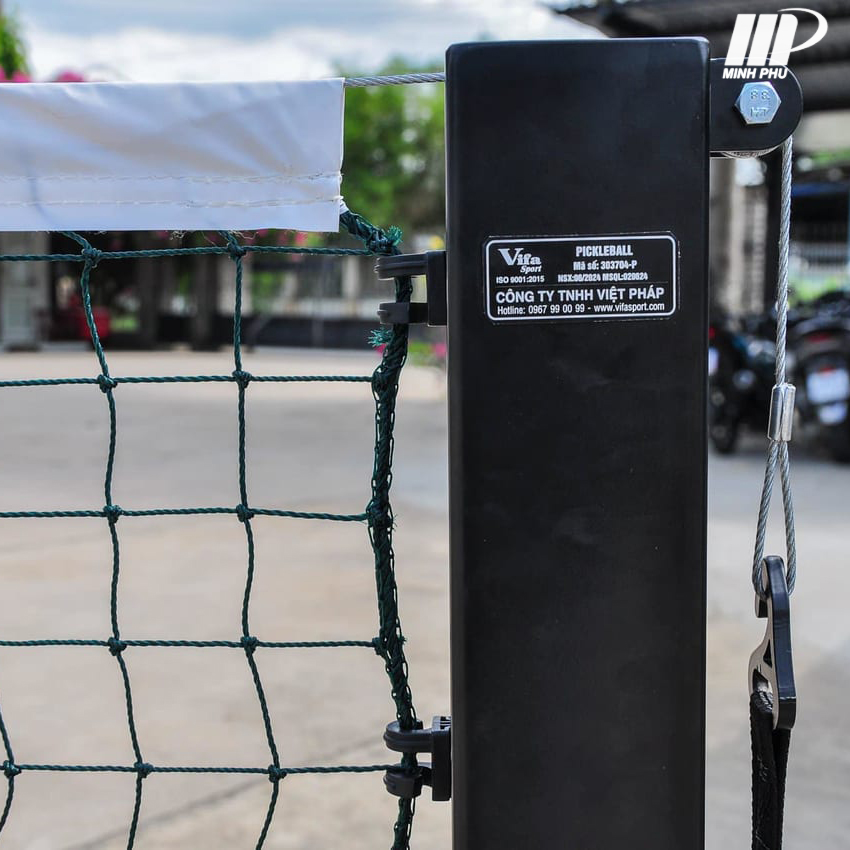 <strong>Trụ pickleball di động 303904-P</strong> chính hãng Vifa Sport chất liệu hoàn toàn từ thép chịu lực cao, khó biến dạng, không thấm nước. Bề mặt xử lý phun sơn tĩnh điện bền màu, chống bong tróc. <h2><span style="font-size: 20px;"><span style="font-family: arial, helvetica, sans-serif;">Thông tin chi tiết Trụ pickleball thi đấu di động 303704-P</span></span></h2> <ul> <li>Mã sản phẩm: <strong><span style="font-size: 16px;"><span style="font-family: arial, helvetica, sans-serif;">303904-P</span></span></strong></li> <li>Thương hiệu: Vifa Sport.</li> <li> Xuất xứ: Việt Nam.</li> <li>Kích thước: D – R – C: 6870 – 750 – 914mm.</li> <li><span style="color: #0000ff;"><em><strong>Có khoảng trống dưới lưới cao = 10cm ( H=10cm) để cho bóng lọt qua</strong></em></span></li> <li>Căng lưới bằng tay quay tăng đơ.</li> <li>Lắp ghép bằng bulong.</li> <li>Thả tự do xuống nền khi sử dụng.</li> <li>Di chuyển bằng bánh xe.</li> <li>Khối lượng: 35kg.</li> <li>Khung chính: Thép hộp vuông 90×90, 40×40 (mm).</li> <li> Sơn tĩnh điện.</li> <li>Tiêu chuẩn sản xuất: TCCS 01:2016/VIF A.</li> <li>Tiêu chuẩn chất lượng: ISO 9001:2015; ISO 14001:2015.</li> <li>Núm vặn M8 phi 20 dễ dàng xoay bằng tay không cần dụng cụ hỗ trợ, siết vặn chắn chắn và chính xác.</li> <li><strong>Trụ pickleball 303904</strong> ứng dụng công nghệ sản xuất hiện đại, phù hợp cho cả sân chơi pickleball trong nhà và ngoài trời.</li> <li>Trọng lượng trụ nhẹ, có thanh nối tháo rời nên việc di chuyển, lắp đặt khá thuận tiện. Người dùng trụ căng lưới pickleball bằng tắc kê tự khóa tiện lợi, không tốn nhiều sức.</li> <li><span style="color: #ff0000;"><strong>Lưới tương thích: 325048N giá lưới 1350K/cái</strong></span></li> </ul> <h2><span style="font-size: 20px;"><span style="font-family: arial, helvetica, sans-serif;">Hình ảnh mô tả Trụ pickleball di động 303904-P</span> </span></h2> <img class="alignnone size-full wp-image-64151" src="https://thethaominhphu.com/wp-content/uploads/2025/04/tru-pickleball-303904-1.jpg" alt="" width="1280" height="850" /> <img class="alignnone size-full wp-image-64152" src="https://thethaominhphu.com/wp-content/uploads/2025/04/tru-pickleball-303904-2.jpg" alt="" width="1280" height="851" /> <img class="alignnone size-full wp-image-64153" src="https://thethaominhphu.com/wp-content/uploads/2025/04/tru-pickleball-303904-3.jpg" alt="" width="1280" height="850" /> <p style="text-align: center;">            <img class="alignnone wp-image-63302" src="https://thethaominhphu.com/wp-content/uploads/2024/06/Tru-pickaleball-Vifa-303704-p-1.jpg" alt="Trụ pickleball thi đấu di động 303704-P" width="1081" height="1081" /> <img class="wp-image-63303 aligncenter" src="https://thethaominhphu.com/wp-content/uploads/2024/06/Tru-pickaleball-Vifa-303704-p-2.jpg" alt="Trụ pickleball thi đấu di động 303704-P" width="1092" height="1092" /> <img class="alignnone wp-image-63304" src="https://thethaominhphu.com/wp-content/uploads/2024/06/Tru-pickaleball-Vifa-303704-p-3.jpg" alt="Trụ pickleball thi đấu di động 303704-P" width="1088" height="1088" /> <img class="alignnone wp-image-63305" src="https://thethaominhphu.com/wp-content/uploads/2024/06/Tru-pickaleball-Vifa-303704-p-4.jpg" alt="Trụ pickleball thi đấu di động 303704-P" width="1111" height="1111" /> <img class="alignnone wp-image-63306" src="https://thethaominhphu.com/wp-content/uploads/2024/06/Tru-pickaleball-Vifa-303704-p-5.jpg" alt="Trụ pickleball thi đấu di động 303704-P" width="1145" height="760" /> <img class="wp-image-63307 aligncenter" src="https://thethaominhphu.com/wp-content/uploads/2024/06/Tru-pickaleball-Vifa-303704-p-6.jpg" alt="Trụ pickleball thi đấu di động 303704-P" width="1132" height="1132" /> <img class="alignnone wp-image-63308" src="https://thethaominhphu.com/wp-content/uploads/2024/06/Tru-pickaleball-Vifa-303704-p-7.jpg" alt="Trụ pickleball thi đấu di động 303704-P" width="1181" height="1181" /> <img class="alignnone wp-image-63309" src="https://thethaominhphu.com/wp-content/uploads/2024/06/Tru-pickaleball-Vifa-303704-p-8.jpg" alt="Trụ pickleball thi đấu di động 303704-P" width="1140" height="1140" /> <img class="alignnone wp-image-63310" src="https://thethaominhphu.com/wp-content/uploads/2024/06/Tru-pickaleball-Vifa-303704-p-9.jpg" alt="Trụ pickleball thi đấu di động 303704-P" width="1236" height="1236" /> <img class="alignnone wp-image-63311" src="https://thethaominhphu.com/wp-content/uploads/2024/06/Tru-pickaleball-Vifa-303704-p-10.jpg" alt="Trụ pickleball thi đấu di động 303704-P" width="1122" height="1122" /> <img class="alignnone wp-image-63312" src="https://thethaominhphu.com/wp-content/uploads/2024/06/Tru-pickaleball-Vifa-303704-p-11.jpg" alt="Trụ pickleball thi đấu di động 303704-P" width="1194" height="1194" /> <img class="alignnone wp-image-63313" src="https://thethaominhphu.com/wp-content/uploads/2024/06/Tru-pickaleball-Vifa-303704-p-12.jpg" alt="Trụ pickleball thi đấu di động 303704-P" width="1098" height="637" /></p> <strong><a href="https://thethaominhphu.com/" target="_blank" rel="noopener noreferrer">Công ty Thể Thao Minh Phú</a></strong> Cam kết bán hàng vì lợi ích khách hàng, luôn đem đến cho khách hàng những sản phẩm uy tín, chất lượng nhất, dịch vụ chăm sóc khách hàng tốt nhất, thân thiện nhất, sẽ làm quý khách  hài lòng khi đến với chúng tôi ! <span style="color: #0000ff;"><strong>Showroom: Số 603 Vũ Tông Phan, Thanh Xuân, Hà Nội</strong></span> <span style="color: #ff0000;"><em><strong>Liên hệ: 0243 852 77 88 / 0948 892 678</strong></em></span> <span style="color: #ff0000;"><em><strong>Hỗ trợ tư vấn sản phẩm: 0827 162 666</strong></em></span> <span style="color: #ff0000;"><em><strong>Email: thethaominhphu@gmail.com / minhphuonline@gmail.com</strong></em></span>