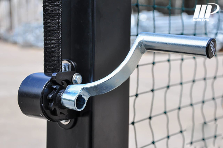 <strong>Trụ pickleball di động 303904-P</strong> chính hãng Vifa Sport chất liệu hoàn toàn từ thép chịu lực cao, khó biến dạng, không thấm nước. Bề mặt xử lý phun sơn tĩnh điện bền màu, chống bong tróc. <h2><span style="font-size: 20px;"><span style="font-family: arial, helvetica, sans-serif;">Thông tin chi tiết Trụ pickleball thi đấu di động 303704-P</span></span></h2> <ul> <li>Mã sản phẩm: <strong><span style="font-size: 16px;"><span style="font-family: arial, helvetica, sans-serif;">303904-P</span></span></strong></li> <li>Thương hiệu: Vifa Sport.</li> <li> Xuất xứ: Việt Nam.</li> <li>Kích thước: D – R – C: 6870 – 750 – 914mm.</li> <li><span style="color: #0000ff;"><em><strong>Có khoảng trống dưới lưới cao = 10cm ( H=10cm) để cho bóng lọt qua</strong></em></span></li> <li>Căng lưới bằng tay quay tăng đơ.</li> <li>Lắp ghép bằng bulong.</li> <li>Thả tự do xuống nền khi sử dụng.</li> <li>Di chuyển bằng bánh xe.</li> <li>Khối lượng: 35kg.</li> <li>Khung chính: Thép hộp vuông 90×90, 40×40 (mm).</li> <li> Sơn tĩnh điện.</li> <li>Tiêu chuẩn sản xuất: TCCS 01:2016/VIF A.</li> <li>Tiêu chuẩn chất lượng: ISO 9001:2015; ISO 14001:2015.</li> <li>Núm vặn M8 phi 20 dễ dàng xoay bằng tay không cần dụng cụ hỗ trợ, siết vặn chắn chắn và chính xác.</li> <li><strong>Trụ pickleball 303904</strong> ứng dụng công nghệ sản xuất hiện đại, phù hợp cho cả sân chơi pickleball trong nhà và ngoài trời.</li> <li>Trọng lượng trụ nhẹ, có thanh nối tháo rời nên việc di chuyển, lắp đặt khá thuận tiện. Người dùng trụ căng lưới pickleball bằng tắc kê tự khóa tiện lợi, không tốn nhiều sức.</li> <li><span style="color: #ff0000;"><strong>Lưới tương thích: 325048N giá lưới 1350K/cái</strong></span></li> </ul> <h2><span style="font-size: 20px;"><span style="font-family: arial, helvetica, sans-serif;">Hình ảnh mô tả Trụ pickleball di động 303904-P</span> </span></h2> <img class="alignnone size-full wp-image-64151" src="https://thethaominhphu.com/wp-content/uploads/2025/04/tru-pickleball-303904-1.jpg" alt="" width="1280" height="850" /> <img class="alignnone size-full wp-image-64152" src="https://thethaominhphu.com/wp-content/uploads/2025/04/tru-pickleball-303904-2.jpg" alt="" width="1280" height="851" /> <img class="alignnone size-full wp-image-64153" src="https://thethaominhphu.com/wp-content/uploads/2025/04/tru-pickleball-303904-3.jpg" alt="" width="1280" height="850" /> <p style="text-align: center;">            <img class="alignnone wp-image-63302" src="https://thethaominhphu.com/wp-content/uploads/2024/06/Tru-pickaleball-Vifa-303704-p-1.jpg" alt="Trụ pickleball thi đấu di động 303704-P" width="1081" height="1081" /> <img class="wp-image-63303 aligncenter" src="https://thethaominhphu.com/wp-content/uploads/2024/06/Tru-pickaleball-Vifa-303704-p-2.jpg" alt="Trụ pickleball thi đấu di động 303704-P" width="1092" height="1092" /> <img class="alignnone wp-image-63304" src="https://thethaominhphu.com/wp-content/uploads/2024/06/Tru-pickaleball-Vifa-303704-p-3.jpg" alt="Trụ pickleball thi đấu di động 303704-P" width="1088" height="1088" /> <img class="alignnone wp-image-63305" src="https://thethaominhphu.com/wp-content/uploads/2024/06/Tru-pickaleball-Vifa-303704-p-4.jpg" alt="Trụ pickleball thi đấu di động 303704-P" width="1111" height="1111" /> <img class="alignnone wp-image-63306" src="https://thethaominhphu.com/wp-content/uploads/2024/06/Tru-pickaleball-Vifa-303704-p-5.jpg" alt="Trụ pickleball thi đấu di động 303704-P" width="1145" height="760" /> <img class="wp-image-63307 aligncenter" src="https://thethaominhphu.com/wp-content/uploads/2024/06/Tru-pickaleball-Vifa-303704-p-6.jpg" alt="Trụ pickleball thi đấu di động 303704-P" width="1132" height="1132" /> <img class="alignnone wp-image-63308" src="https://thethaominhphu.com/wp-content/uploads/2024/06/Tru-pickaleball-Vifa-303704-p-7.jpg" alt="Trụ pickleball thi đấu di động 303704-P" width="1181" height="1181" /> <img class="alignnone wp-image-63309" src="https://thethaominhphu.com/wp-content/uploads/2024/06/Tru-pickaleball-Vifa-303704-p-8.jpg" alt="Trụ pickleball thi đấu di động 303704-P" width="1140" height="1140" /> <img class="alignnone wp-image-63310" src="https://thethaominhphu.com/wp-content/uploads/2024/06/Tru-pickaleball-Vifa-303704-p-9.jpg" alt="Trụ pickleball thi đấu di động 303704-P" width="1236" height="1236" /> <img class="alignnone wp-image-63311" src="https://thethaominhphu.com/wp-content/uploads/2024/06/Tru-pickaleball-Vifa-303704-p-10.jpg" alt="Trụ pickleball thi đấu di động 303704-P" width="1122" height="1122" /> <img class="alignnone wp-image-63312" src="https://thethaominhphu.com/wp-content/uploads/2024/06/Tru-pickaleball-Vifa-303704-p-11.jpg" alt="Trụ pickleball thi đấu di động 303704-P" width="1194" height="1194" /> <img class="alignnone wp-image-63313" src="https://thethaominhphu.com/wp-content/uploads/2024/06/Tru-pickaleball-Vifa-303704-p-12.jpg" alt="Trụ pickleball thi đấu di động 303704-P" width="1098" height="637" /></p> <strong><a href="https://thethaominhphu.com/" target="_blank" rel="noopener noreferrer">Công ty Thể Thao Minh Phú</a></strong> Cam kết bán hàng vì lợi ích khách hàng, luôn đem đến cho khách hàng những sản phẩm uy tín, chất lượng nhất, dịch vụ chăm sóc khách hàng tốt nhất, thân thiện nhất, sẽ làm quý khách  hài lòng khi đến với chúng tôi ! <span style="color: #0000ff;"><strong>Showroom: Số 603 Vũ Tông Phan, Thanh Xuân, Hà Nội</strong></span> <span style="color: #ff0000;"><em><strong>Liên hệ: 0243 852 77 88 / 0948 892 678</strong></em></span> <span style="color: #ff0000;"><em><strong>Hỗ trợ tư vấn sản phẩm: 0827 162 666</strong></em></span> <span style="color: #ff0000;"><em><strong>Email: thethaominhphu@gmail.com / minhphuonline@gmail.com</strong></em></span>