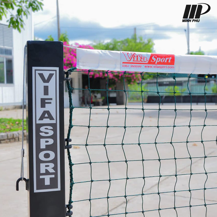 <strong>Trụ pickleball di động 303904-P</strong> chính hãng Vifa Sport chất liệu hoàn toàn từ thép chịu lực cao, khó biến dạng, không thấm nước. Bề mặt xử lý phun sơn tĩnh điện bền màu, chống bong tróc. <h2><span style="font-size: 20px;"><span style="font-family: arial, helvetica, sans-serif;">Thông tin chi tiết Trụ pickleball thi đấu di động 303704-P</span></span></h2> <ul> <li>Mã sản phẩm: <strong><span style="font-size: 16px;"><span style="font-family: arial, helvetica, sans-serif;">303904-P</span></span></strong></li> <li>Thương hiệu: Vifa Sport.</li> <li> Xuất xứ: Việt Nam.</li> <li>Kích thước: D – R – C: 6870 – 750 – 914mm.</li> <li><span style="color: #0000ff;"><em><strong>Có khoảng trống dưới lưới cao = 10cm ( H=10cm) để cho bóng lọt qua</strong></em></span></li> <li>Căng lưới bằng tay quay tăng đơ.</li> <li>Lắp ghép bằng bulong.</li> <li>Thả tự do xuống nền khi sử dụng.</li> <li>Di chuyển bằng bánh xe.</li> <li>Khối lượng: 35kg.</li> <li>Khung chính: Thép hộp vuông 90×90, 40×40 (mm).</li> <li> Sơn tĩnh điện.</li> <li>Tiêu chuẩn sản xuất: TCCS 01:2016/VIF A.</li> <li>Tiêu chuẩn chất lượng: ISO 9001:2015; ISO 14001:2015.</li> <li>Núm vặn M8 phi 20 dễ dàng xoay bằng tay không cần dụng cụ hỗ trợ, siết vặn chắn chắn và chính xác.</li> <li><strong>Trụ pickleball 303904</strong> ứng dụng công nghệ sản xuất hiện đại, phù hợp cho cả sân chơi pickleball trong nhà và ngoài trời.</li> <li>Trọng lượng trụ nhẹ, có thanh nối tháo rời nên việc di chuyển, lắp đặt khá thuận tiện. Người dùng trụ căng lưới pickleball bằng tắc kê tự khóa tiện lợi, không tốn nhiều sức.</li> <li><span style="color: #ff0000;"><strong>Lưới tương thích: 325048N giá lưới 1350K/cái</strong></span></li> </ul> <h2><span style="font-size: 20px;"><span style="font-family: arial, helvetica, sans-serif;">Hình ảnh mô tả Trụ pickleball di động 303904-P</span> </span></h2> <img class="alignnone size-full wp-image-64151" src="https://thethaominhphu.com/wp-content/uploads/2025/04/tru-pickleball-303904-1.jpg" alt="" width="1280" height="850" /> <img class="alignnone size-full wp-image-64152" src="https://thethaominhphu.com/wp-content/uploads/2025/04/tru-pickleball-303904-2.jpg" alt="" width="1280" height="851" /> <img class="alignnone size-full wp-image-64153" src="https://thethaominhphu.com/wp-content/uploads/2025/04/tru-pickleball-303904-3.jpg" alt="" width="1280" height="850" /> <p style="text-align: center;">            <img class="alignnone wp-image-63302" src="https://thethaominhphu.com/wp-content/uploads/2024/06/Tru-pickaleball-Vifa-303704-p-1.jpg" alt="Trụ pickleball thi đấu di động 303704-P" width="1081" height="1081" /> <img class="wp-image-63303 aligncenter" src="https://thethaominhphu.com/wp-content/uploads/2024/06/Tru-pickaleball-Vifa-303704-p-2.jpg" alt="Trụ pickleball thi đấu di động 303704-P" width="1092" height="1092" /> <img class="alignnone wp-image-63304" src="https://thethaominhphu.com/wp-content/uploads/2024/06/Tru-pickaleball-Vifa-303704-p-3.jpg" alt="Trụ pickleball thi đấu di động 303704-P" width="1088" height="1088" /> <img class="alignnone wp-image-63305" src="https://thethaominhphu.com/wp-content/uploads/2024/06/Tru-pickaleball-Vifa-303704-p-4.jpg" alt="Trụ pickleball thi đấu di động 303704-P" width="1111" height="1111" /> <img class="alignnone wp-image-63306" src="https://thethaominhphu.com/wp-content/uploads/2024/06/Tru-pickaleball-Vifa-303704-p-5.jpg" alt="Trụ pickleball thi đấu di động 303704-P" width="1145" height="760" /> <img class="wp-image-63307 aligncenter" src="https://thethaominhphu.com/wp-content/uploads/2024/06/Tru-pickaleball-Vifa-303704-p-6.jpg" alt="Trụ pickleball thi đấu di động 303704-P" width="1132" height="1132" /> <img class="alignnone wp-image-63308" src="https://thethaominhphu.com/wp-content/uploads/2024/06/Tru-pickaleball-Vifa-303704-p-7.jpg" alt="Trụ pickleball thi đấu di động 303704-P" width="1181" height="1181" /> <img class="alignnone wp-image-63309" src="https://thethaominhphu.com/wp-content/uploads/2024/06/Tru-pickaleball-Vifa-303704-p-8.jpg" alt="Trụ pickleball thi đấu di động 303704-P" width="1140" height="1140" /> <img class="alignnone wp-image-63310" src="https://thethaominhphu.com/wp-content/uploads/2024/06/Tru-pickaleball-Vifa-303704-p-9.jpg" alt="Trụ pickleball thi đấu di động 303704-P" width="1236" height="1236" /> <img class="alignnone wp-image-63311" src="https://thethaominhphu.com/wp-content/uploads/2024/06/Tru-pickaleball-Vifa-303704-p-10.jpg" alt="Trụ pickleball thi đấu di động 303704-P" width="1122" height="1122" /> <img class="alignnone wp-image-63312" src="https://thethaominhphu.com/wp-content/uploads/2024/06/Tru-pickaleball-Vifa-303704-p-11.jpg" alt="Trụ pickleball thi đấu di động 303704-P" width="1194" height="1194" /> <img class="alignnone wp-image-63313" src="https://thethaominhphu.com/wp-content/uploads/2024/06/Tru-pickaleball-Vifa-303704-p-12.jpg" alt="Trụ pickleball thi đấu di động 303704-P" width="1098" height="637" /></p> <strong><a href="https://thethaominhphu.com/" target="_blank" rel="noopener noreferrer">Công ty Thể Thao Minh Phú</a></strong> Cam kết bán hàng vì lợi ích khách hàng, luôn đem đến cho khách hàng những sản phẩm uy tín, chất lượng nhất, dịch vụ chăm sóc khách hàng tốt nhất, thân thiện nhất, sẽ làm quý khách  hài lòng khi đến với chúng tôi ! <span style="color: #0000ff;"><strong>Showroom: Số 603 Vũ Tông Phan, Thanh Xuân, Hà Nội</strong></span> <span style="color: #ff0000;"><em><strong>Liên hệ: 0243 852 77 88 / 0948 892 678</strong></em></span> <span style="color: #ff0000;"><em><strong>Hỗ trợ tư vấn sản phẩm: 0827 162 666</strong></em></span> <span style="color: #ff0000;"><em><strong>Email: thethaominhphu@gmail.com / minhphuonline@gmail.com</strong></em></span>